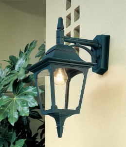Kinkiet zewnętrzny Elstead Lighting Chapel CP2-BLACK IP44 zamontowany na ścianie.
