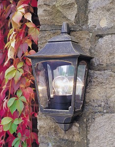 Kinkiet zewnętrzny Elstead Lighting Chapel CP7-2-BLACK IP44 1xE27 Aluminium Czarny zamontowany na kamiennej ścianie.