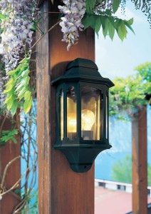 Kinkiet zewnętrzny Elstead Lighting Chapel CP7-BLACK IP44 1xE27 Aluminium Czarny zamontowany na drewnianym słupie.