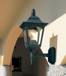 Kinkiet zewnętrzny Elstead Lighting Chapel CPM1-BLACK zamontowany na ścianie domu.