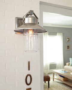 Nowoczesny kinkiet zewnętrzny Elstead Lighting Boynton FE-BOYNTON2-L IP44 1xE27 Tworzywo Stalowy zamontowany na białej ścianie.