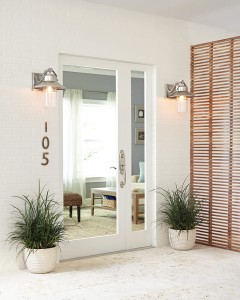 Nowoczesny kinkiet zewnętrzny Elstead Lighting Boynton FE-BOYNTON2-L IP44 stalowy przed drzwiami wejściowymi.