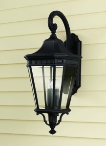 Kinkiet zewnętrzny Elstead Lighting Cotswold Lane FE-COTSLN2-L-BK IP44 3xE14 Aluminium Czarny zamontowany na ścianie.