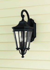 Kinkiet zewnętrzny Elstead Lighting Cotswold Lane FE-COTSLN2-M-BK zamontowany na ścianie domu.