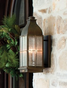Kinkiet zewnętrzny Elstead Lighting Bingham HK-BINGHAM-M IP44 mosiądz brązowy na kamiennej ścianie.