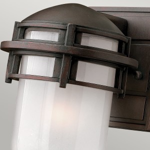 Lampa elewacyjna Elstead Lighting Reef HK-REEF-MINI-VZ IP44 1xE27 Szkło Brązowy na tle ściany.