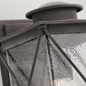 Kinkiet zewnętrzny Elstead Lighting Argyle KL-ARGYLE2-M IP44 z kroplami wody na szybie.