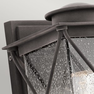 Kinkiet zewnętrzny Elstead Lighting Argyle KL-ARGYLE2-S IP44 1xE27 Stal Stalowy na ścianie z kroplami wody na szkle.