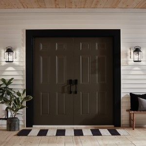 Kinkiet zewnętrzny Elstead Lighting Ashland Bay KL-ASHLANDBAY2-M przy drzwiach wejściowych.