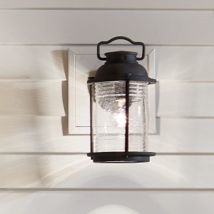 Kinkiet zewnętrzny Elstead Lighting Ashland Bay KL-ASHLANDBAY2-M na białej elewacji.
