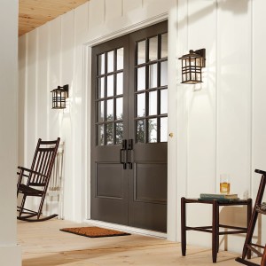 Kinkiet zewnętrzny Elstead Lighting Beacon Square KL-BEACON-SQUARE-S-OZ IP44 zamontowany przy ciemnych drzwiach wejściowych.