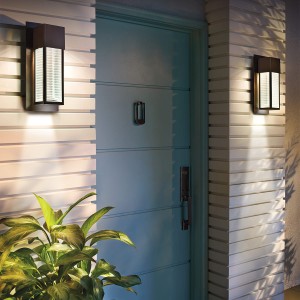Nowoczesny kinkiet zewnętrzny Elstead Lighting Sorel KL-SOREL2-M-LED IP44 zamontowany przy drzwiach wejściowych.