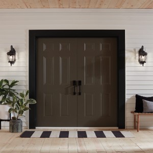 Kinkiet zewnętrzny Elstead Lighting Tournai KL-TOURNAI2-L IP44 2xE14 Aluminium Brązowy na białej elewacji domu.