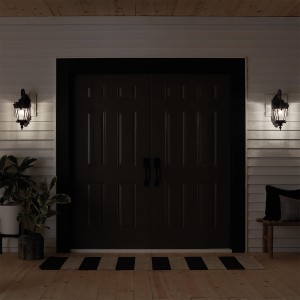 Kinkiet zewnętrzny Elstead Lighting Tournai KL-TOURNAI2-L IP44 2xE14 Aluminium Brązowy zamontowany przy wejściu.