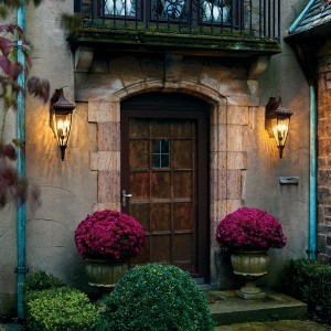 Kinkiet zewnętrzny Elstead Lighting Venetian Rain KL-VENETIAN2-L IP44 przy drzwiach wejściowych.