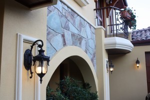 Kinkiet zewnętrzny Elstead Lighting Philadelphia PH2-S-OB IP44 1xE27 Metal Brązowy zamontowany na elewacji domu.