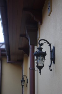 Kinkiet zewnętrzny Elstead Lighting Philadelphia PH2-S-OB zamontowany na elewacji.