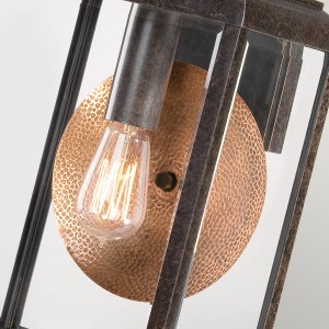 Kinkiet zewnętrzny Elstead Lighting Byron QZ-BYRON-L IP44 1xE27 Metal Brązowy na tle szklanym z widoczną żarówką.