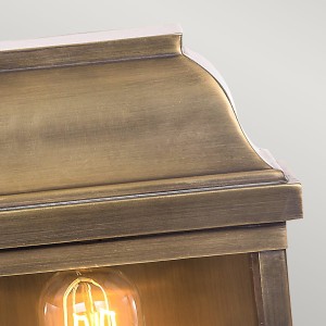 Kinkiet zewnętrzny Elstead Lighting Victoria w odcieniu mosiądzu.