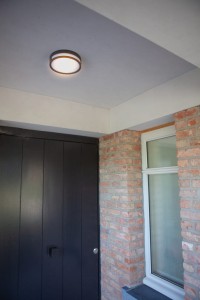 Lampa stropowa Lutec Rola 6382201012 IP54 na zewnątrz przy drzwiach wejściowych.