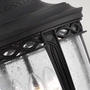 Lampa stropowa wisząca Elstead Lighting English Bridle FE-EB8-L-BLK IP23 ze stalowym, czarnym wykończeniem, detal z kroplami deszczu na szkle.