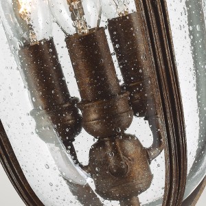 Lampa stropowa wisząca Elstead Lighting English Bridle FE-EB8-M-BRB IP23 3xE14 Stal Brązowy, zbliżenie na detale ze szkłem z kroplami wody.