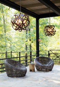 Lampa stropowa wisząca Elstead Lighting Carson HK-CARSON-5P IP44 na tarasie.