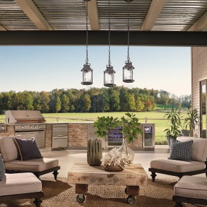 Lampa stropowa wisząca Elstead Lighting Ashland Bay w stylu industrialnym nad nowoczesnym salonem.