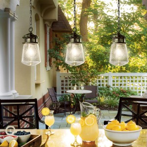 Lampa stropowa wisząca Elstead Lighting Lyndon KL-LYNDON8-S-AZ na tarasie.