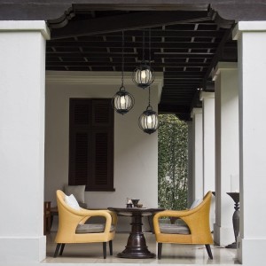 Lampa stropowa wisząca Elstead Lighting Vandalia KL-VANDALIA8-M IP44 1xE27 Stal Czarny zamontowana na zadaszonym tarasie.