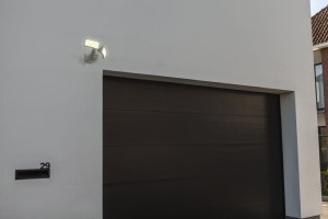 Naświetlacz LED Lutec Arc z czujnikiem ruchu zamontowany nad garażem.
