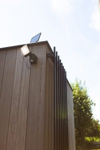 Naświetlacz LED Lutec Sunshine Solar z czujnikiem ruchu zamontowany na ścianie