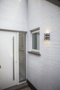 Kinkiet zewnętrzny LED na ścianie budynku.