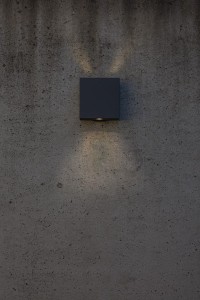 Kinkiet zewnętrzny LED Lutec Gemini 5104003012 IP54 na ścianie.