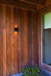 Kinkiet zewnętrzny LED Lutec Gemini 5104003012 na drewnianej elewacji.