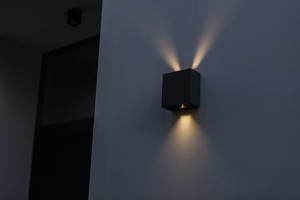 Kinkiet zewnętrzny LED Lutec Gemini 5104003012 IP54 montowany na ścianie emitujący światło