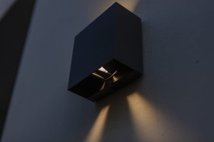 Kinkiet zewnętrzny LED Lutec Gemini, montowany na ścianie.