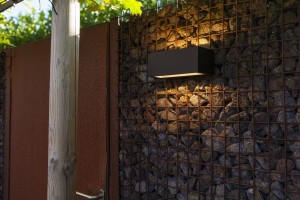 Kinkiet zewnętrzny LED Lutec Gemini 5189112012 IP54 zamontowany na ścianie z kamienia.