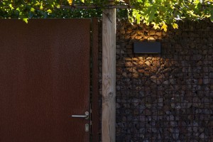 Kinkiet zewnętrzny LED Lutec Gemini 5189112012 IP54 oświetlający ścianę.