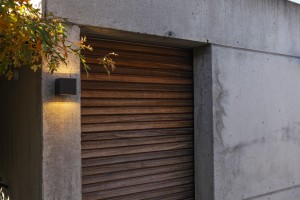 Kinkiet zewnętrzny LED Lutec Gemini 5189125012 na ścianie przy garażu.