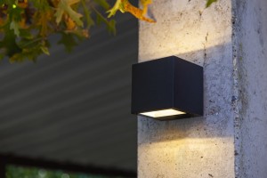 Kinkiet zewnętrzny LED Lutec Gemini 5189125012 na ścianie, czarny aluminium.