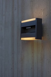 Kinkiet zewnętrzny LED Lutec Conroy 5107001118 zamontowany na ścianie