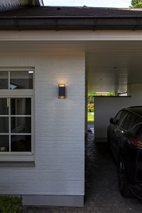 Nowoczesny kinkiet zewnętrzny Lutec Ridge 5107101118 IP54 na ścianie domu.