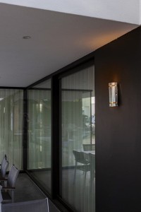 Nowoczesny kinkiet zewnętrzny Lutec Ran 5011701461 IP54 2xGU10 Metal Srebrny na czarnej ścianie.