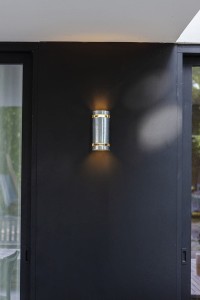 Nowoczesny kinkiet zewnętrzny Lutec Ran 5011701461 IP54 2xGU10 Metal Srebrny na czarnej ścianie.