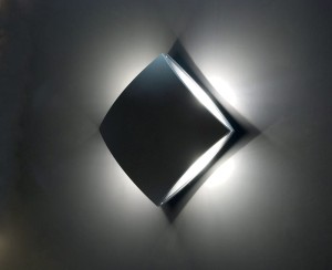 Nowoczesny kinkiet zewnętrzny Elstead Lighting Elva ELVA IP54 1xLED Aluminium Szary oświetlający ścianę.