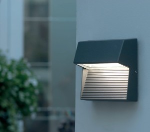 Nowoczesny kinkiet zewnętrzny Elstead Lighting Freyr FREYR-SQ IP54 1xLED Aluminium Szary na ścianie.