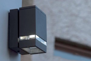 Nowoczesny kinkiet zewnętrzny Elstead Lighting Jannik JANNIK-LED1 IP44 2xLED Aluminium Szary zamontowany na ścianie.