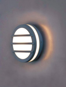 Lampa elewacyjna Elstead Lighting Ano ANO-2W IP54 na szarej ścianie.