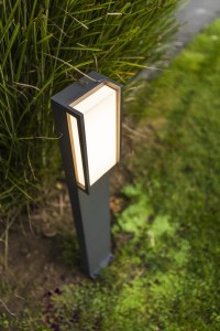 Słupek oświetleniowy Lutec Qubo 7193001118 IP54 1xLED Aluminium stojący w ogrodzie.